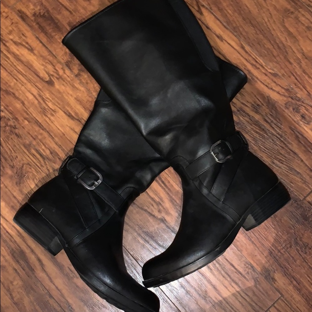 Black winter boots